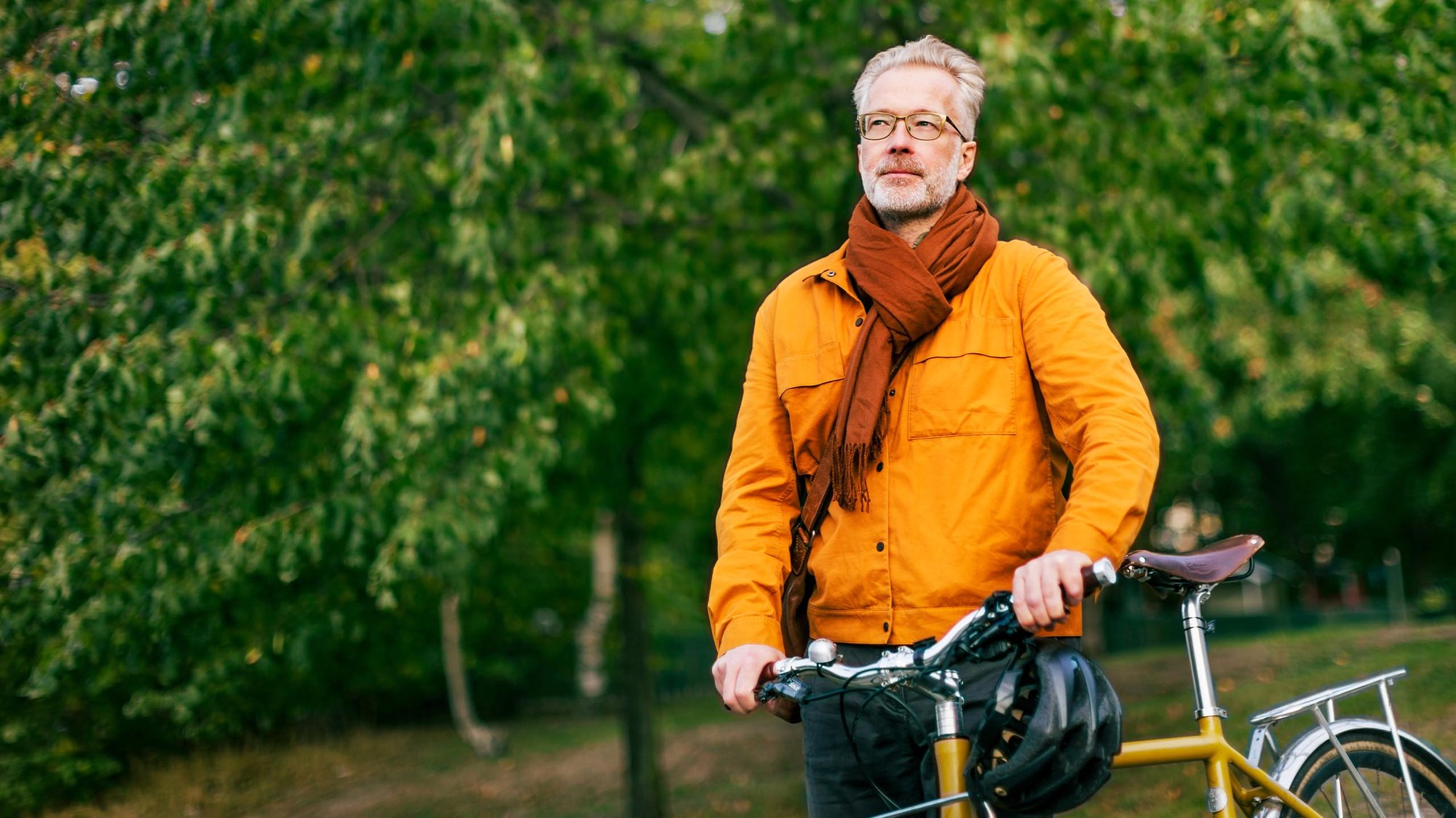 man-standing-park-bike-16-9-hero-2560x1440px