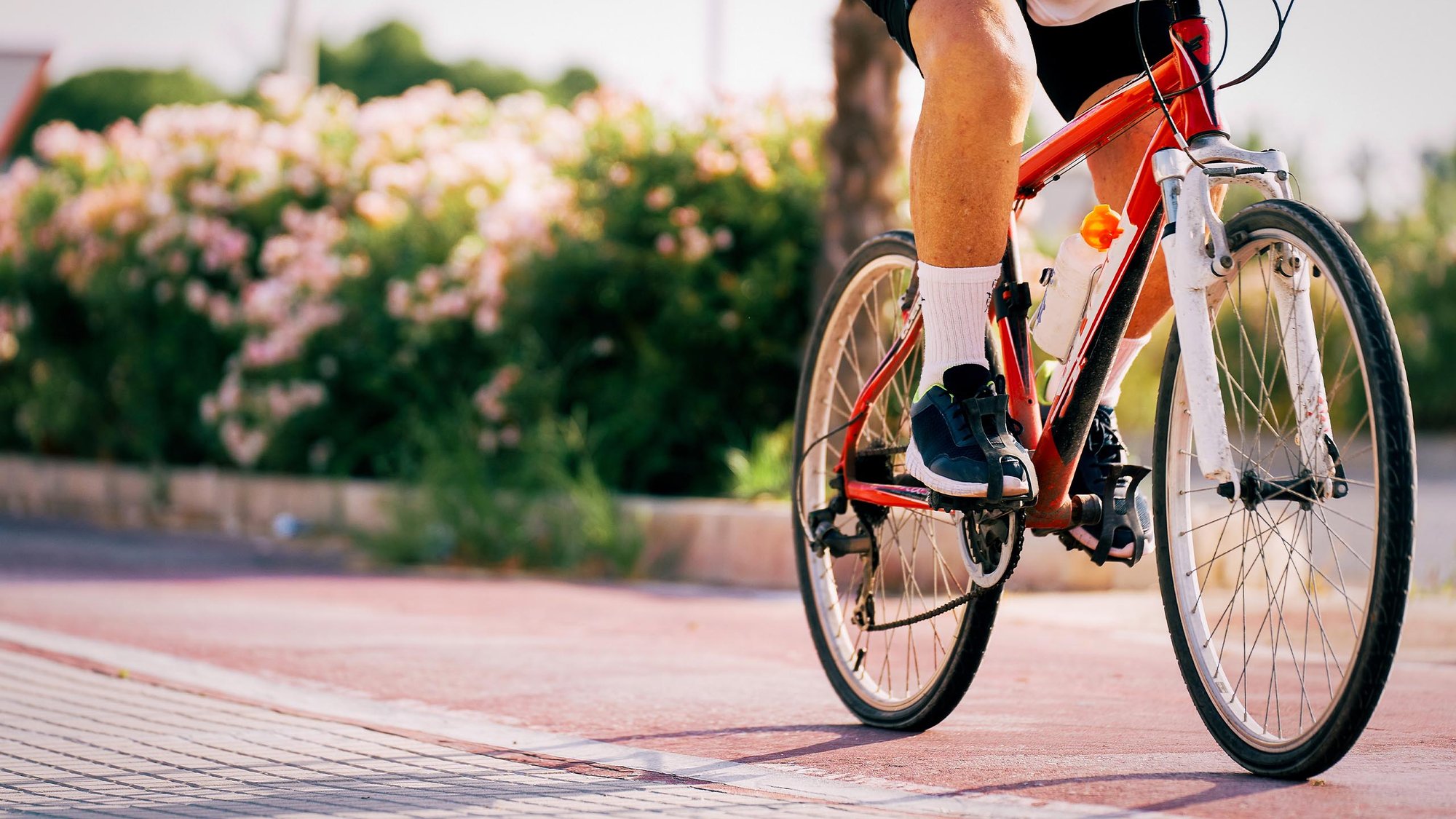 man-waterbottle-bike-16-9-hero-2560x1440px