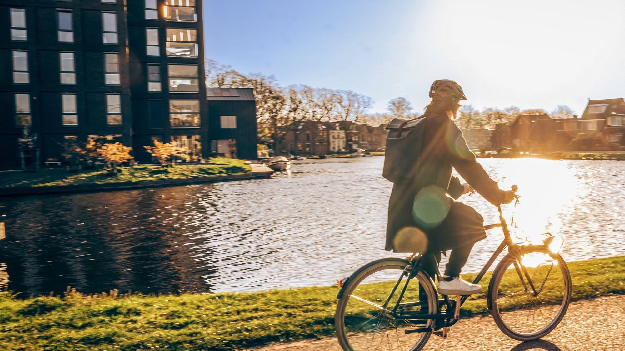 woman-sun-hood-bike-helmet-16-9-hero-2560x1440px