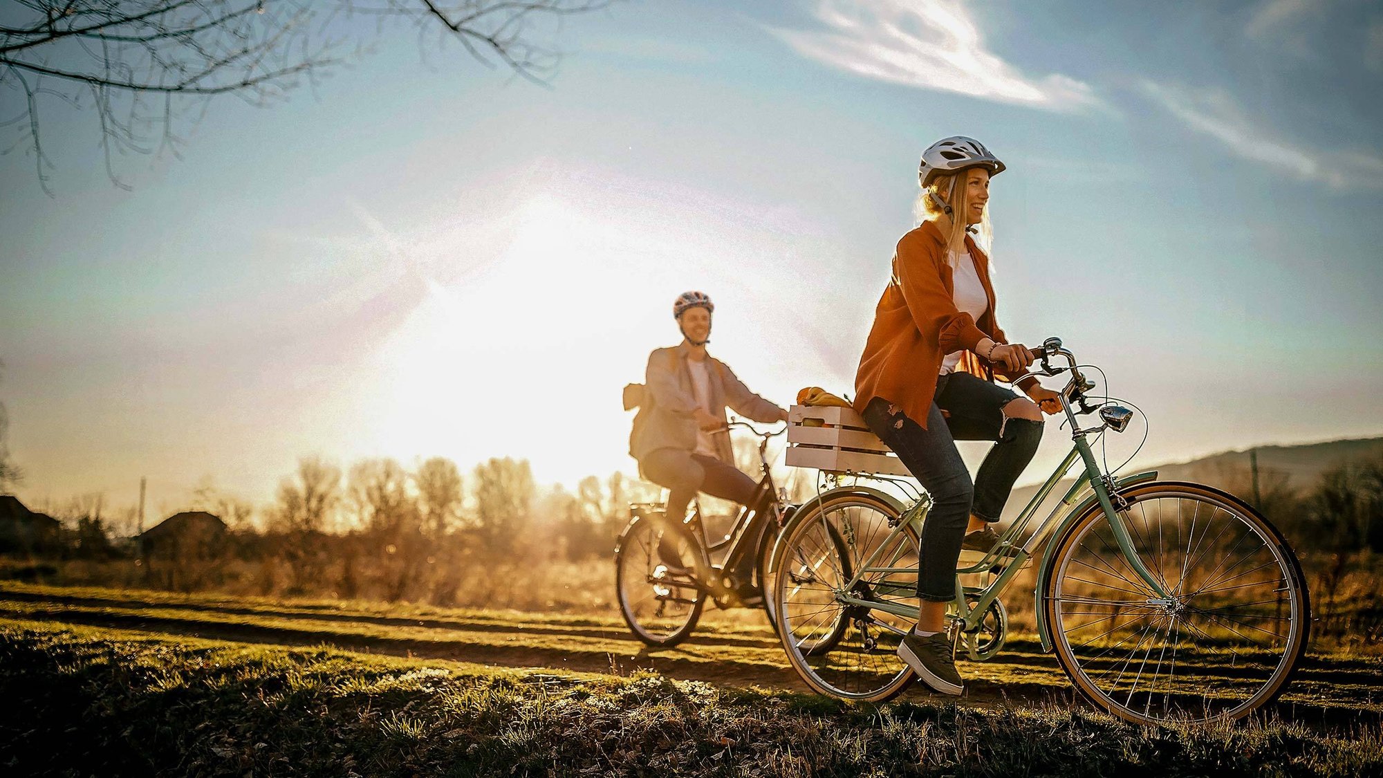 couple-picnic-bike-helmet-hero-16-9-2560x1440px