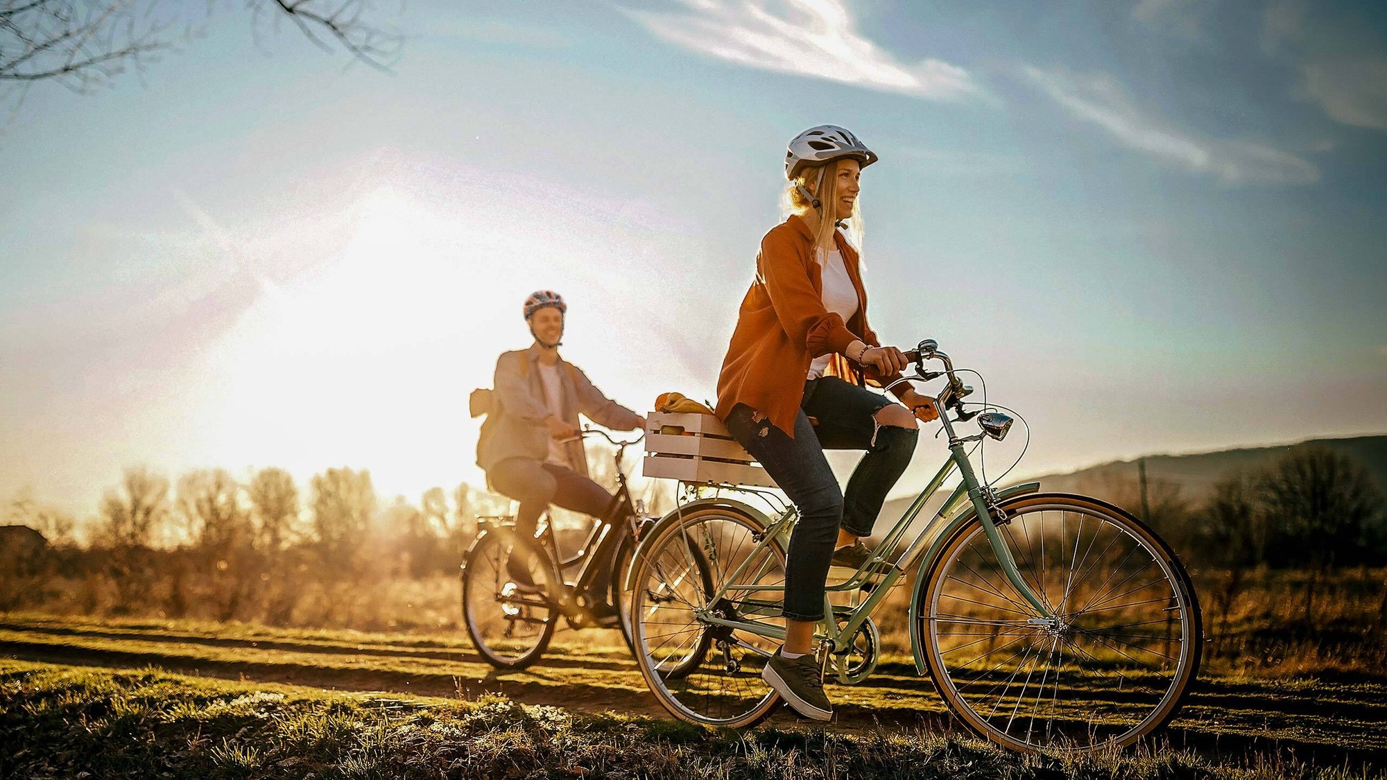 couple-picnic-bike-helmet-large-16-9-2560x1440px