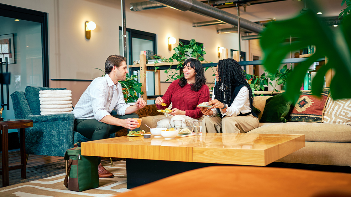 office-people-eating-lunch-16-9-1120x630px