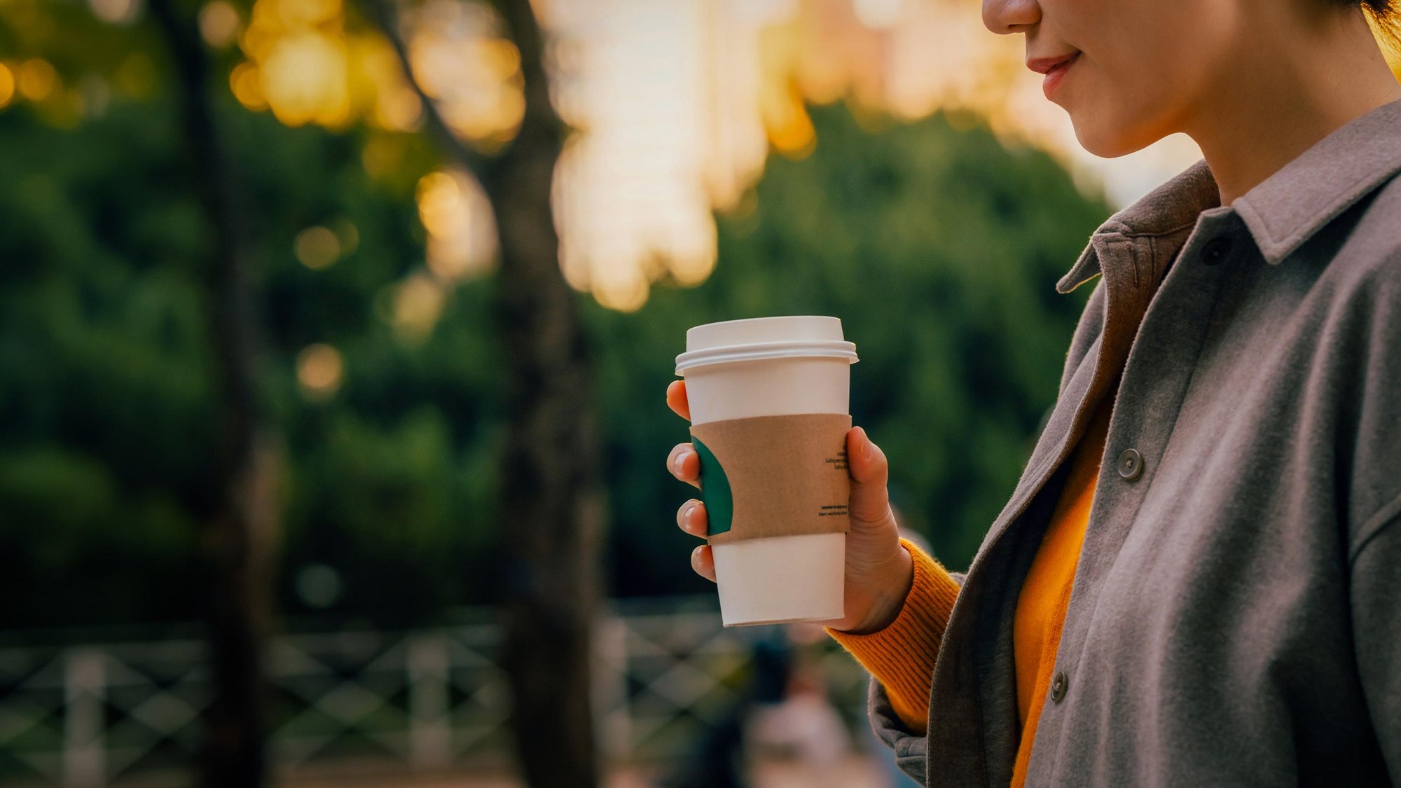 coffee-takeaway-woman-hero-16-9-2560x1440px