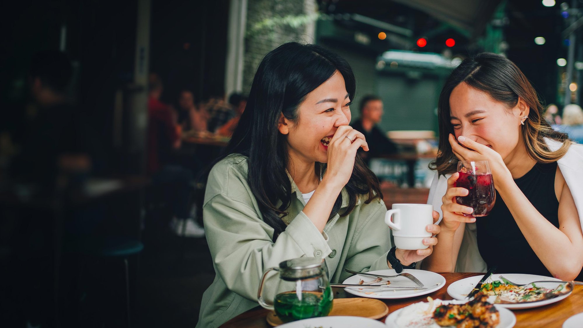 women-eating-drinking-restaurant-hero-16-9-2560x1440px