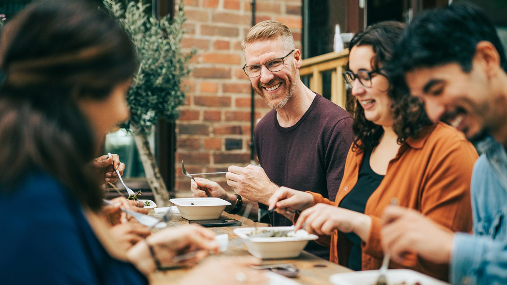 women-men-coworkers-lunch-hero-16-9-2560x1440px