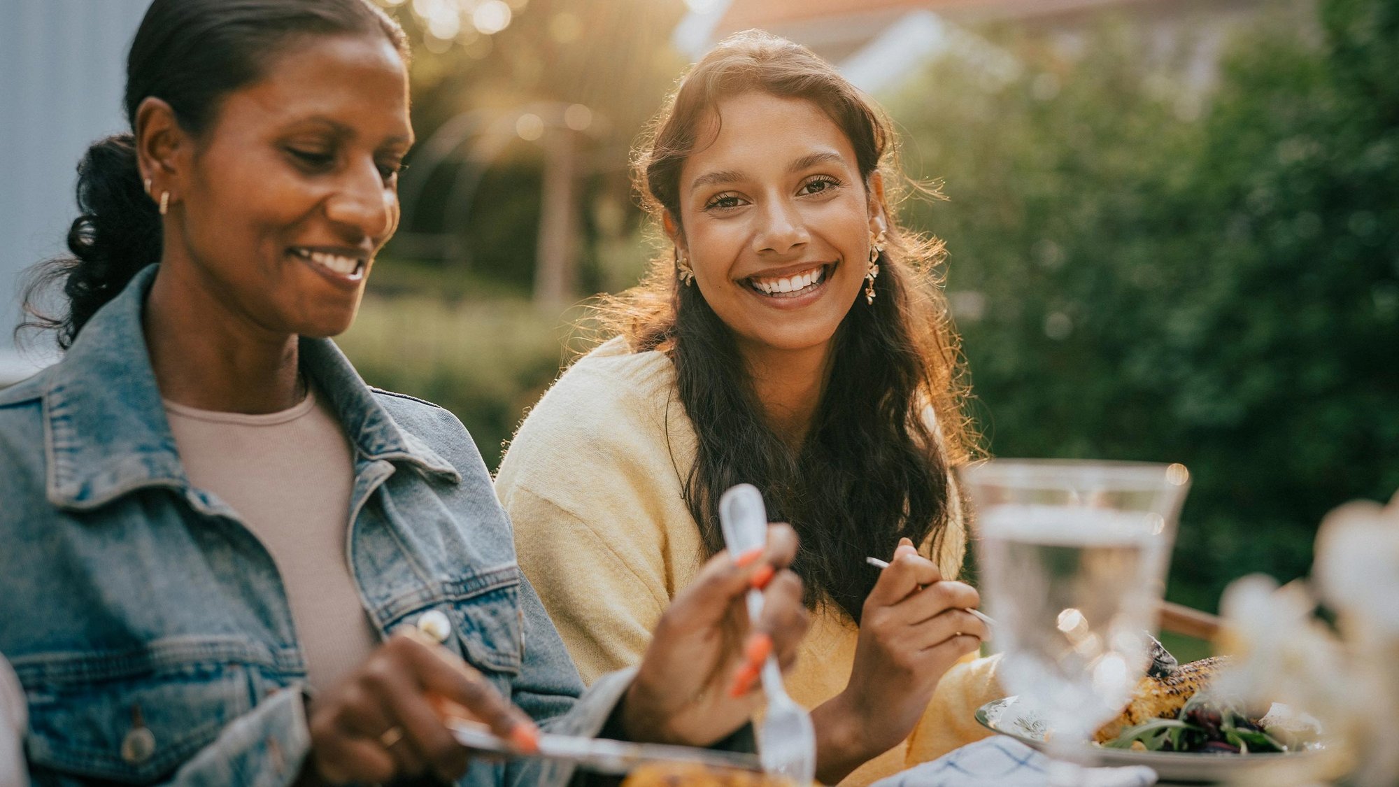 lunch-outside-women-people-large-16-9-2560x1440px