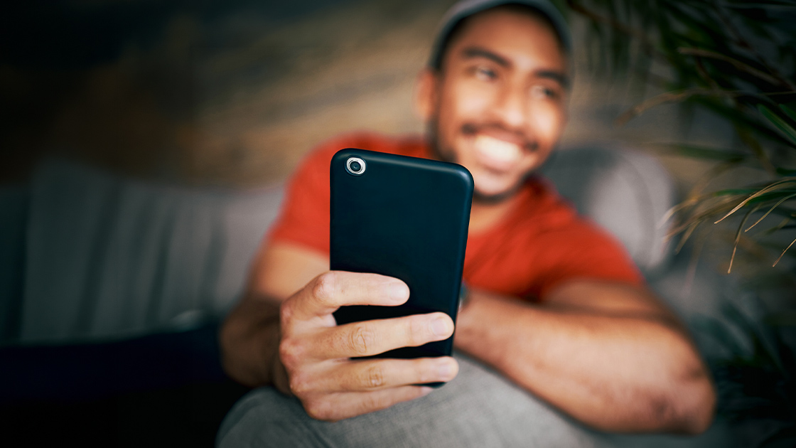 closeup-phone-man-sofa-16-9-1120x630px