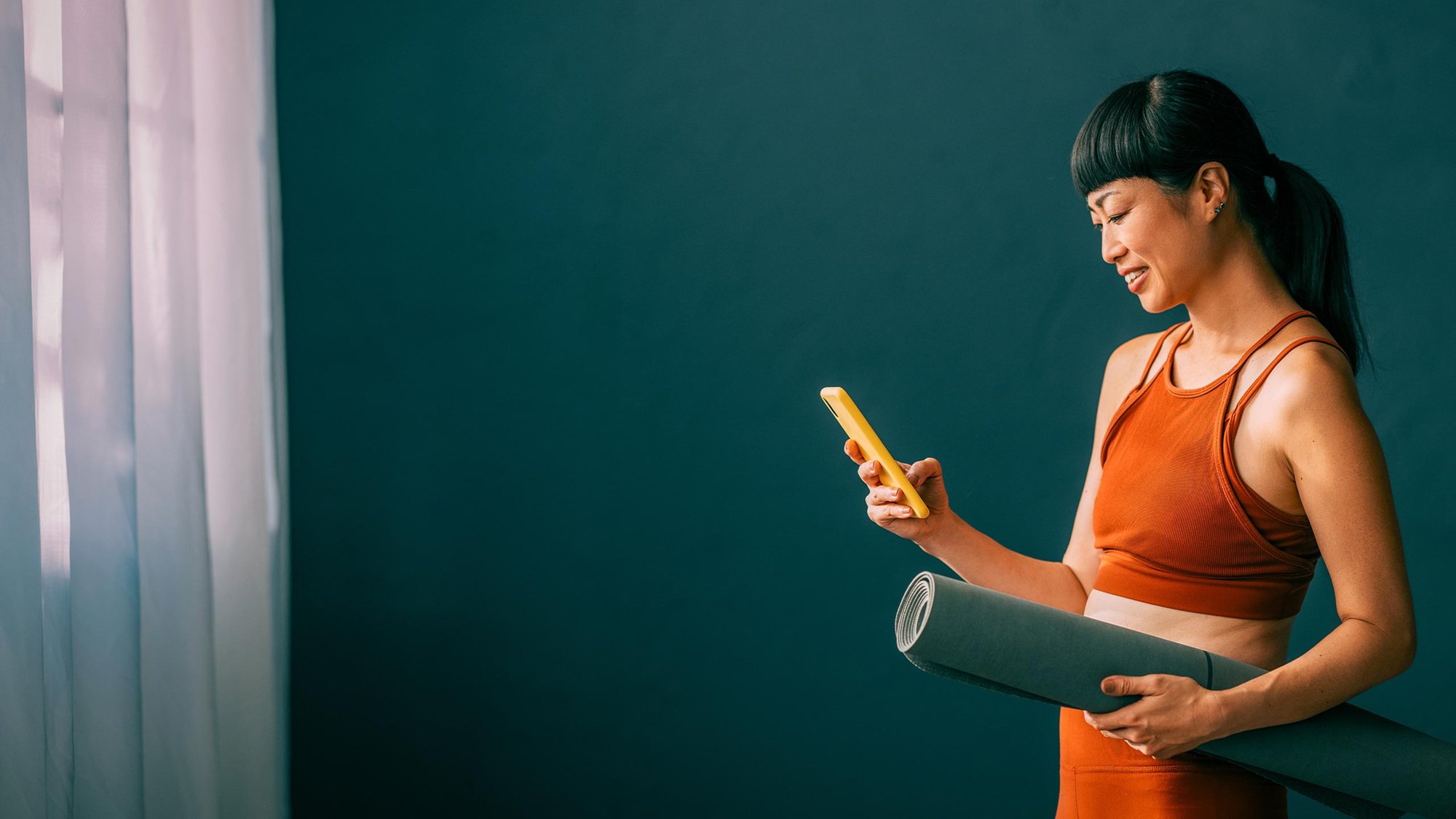 using-phone-yoga-clothes-hero-16-9-2560x1440px