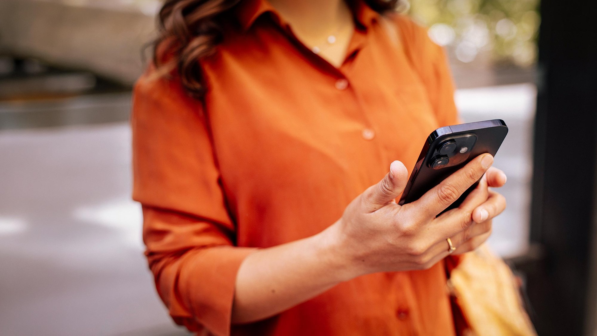woman-closeup-phone-outside-hero-16-9-2560x1440px