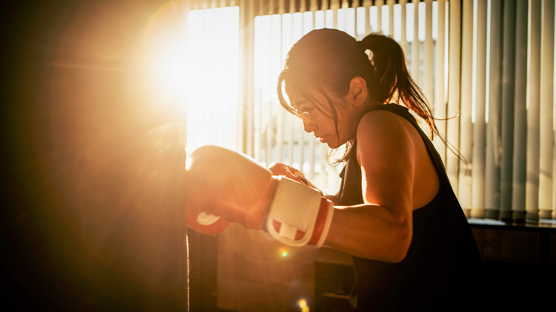 woman-boxing-bag-16-9-1120x630px