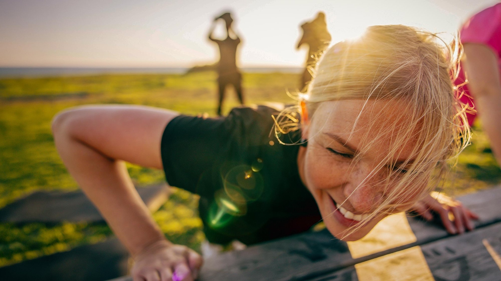 woman-closeup-pushup-outside-hero-16-9-2560x1440px