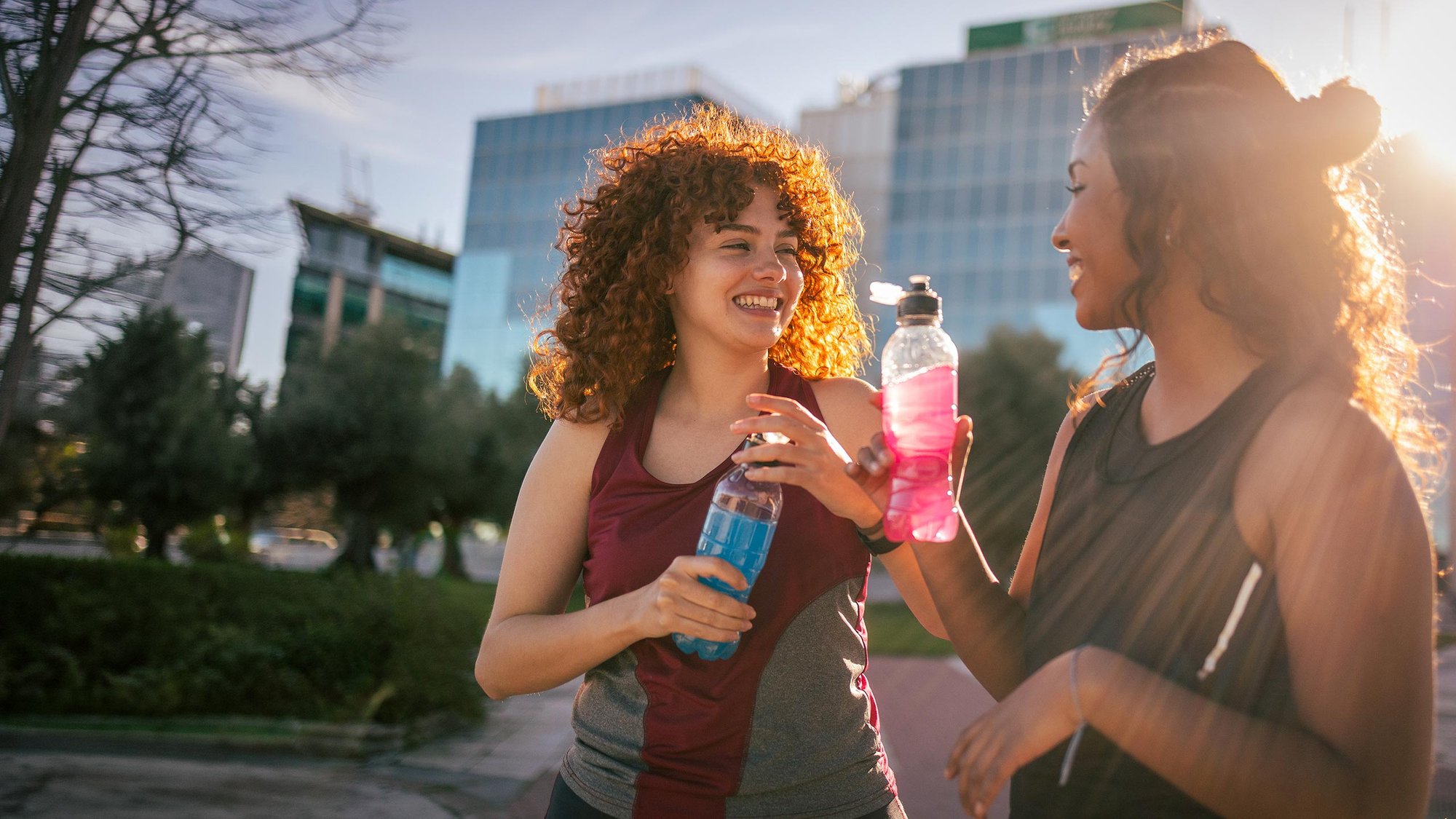 women-enjoying-sports-drink-hero-16-9-2560x1440px