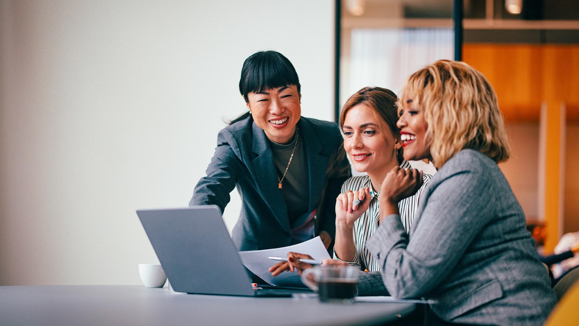 meeting-women-office-hero-16-9-2560x1440px