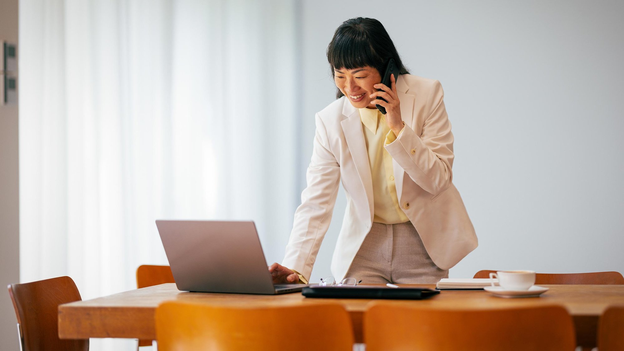 woman-work-meeting-office-phone-hero-16-9-2560x1440px