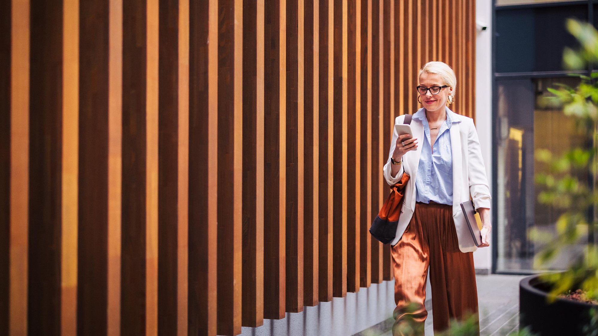 woman-work-office-building-hero-16-9-2560x1440px