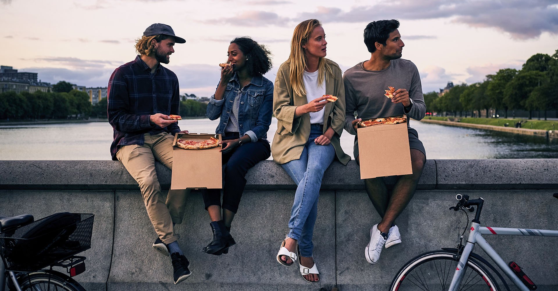 people-friends-eating-pizza-ledge-hero