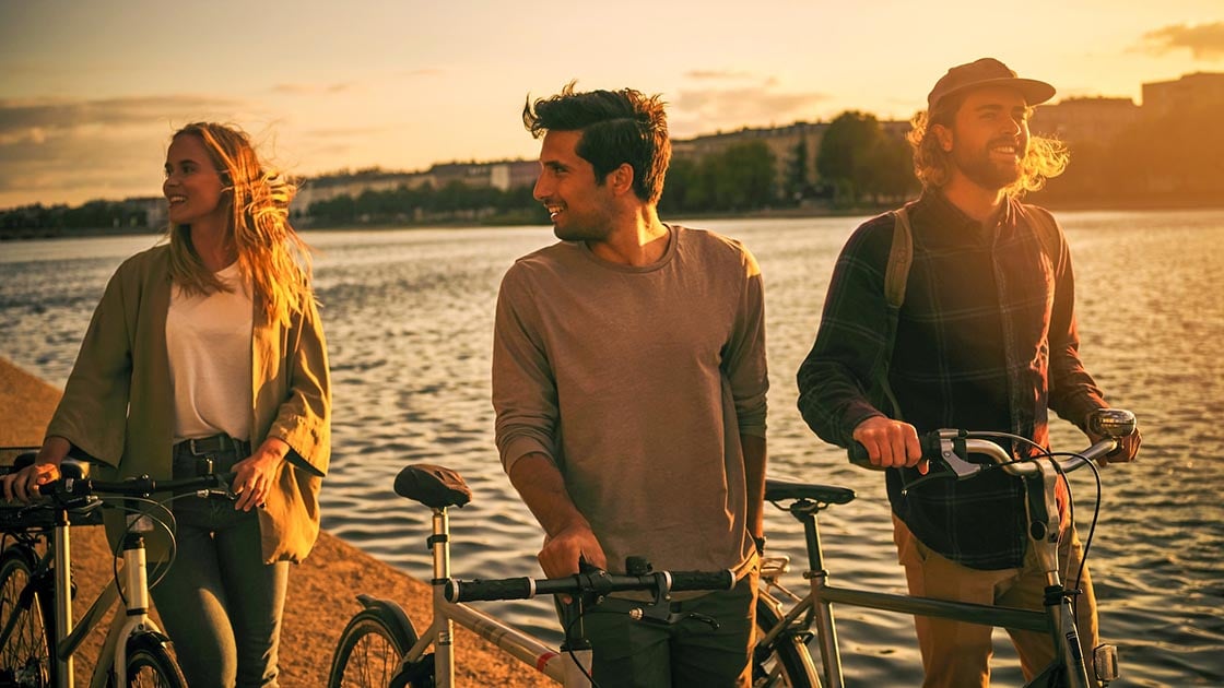 friends-sunset-bike-16-9-1120x630px