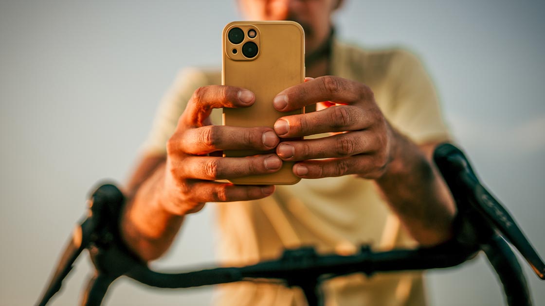 man-phone-bike-16-9-1120x630px