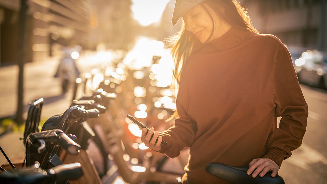woman-phone-city-bike-16-9-1120x630px