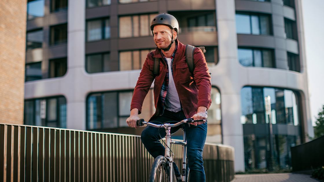 man-backpack-bike-helmet-16-9-1120x630px