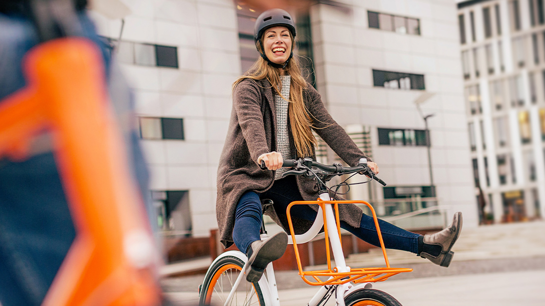 woman-happy-bike-helmet-16-9-1120x630px