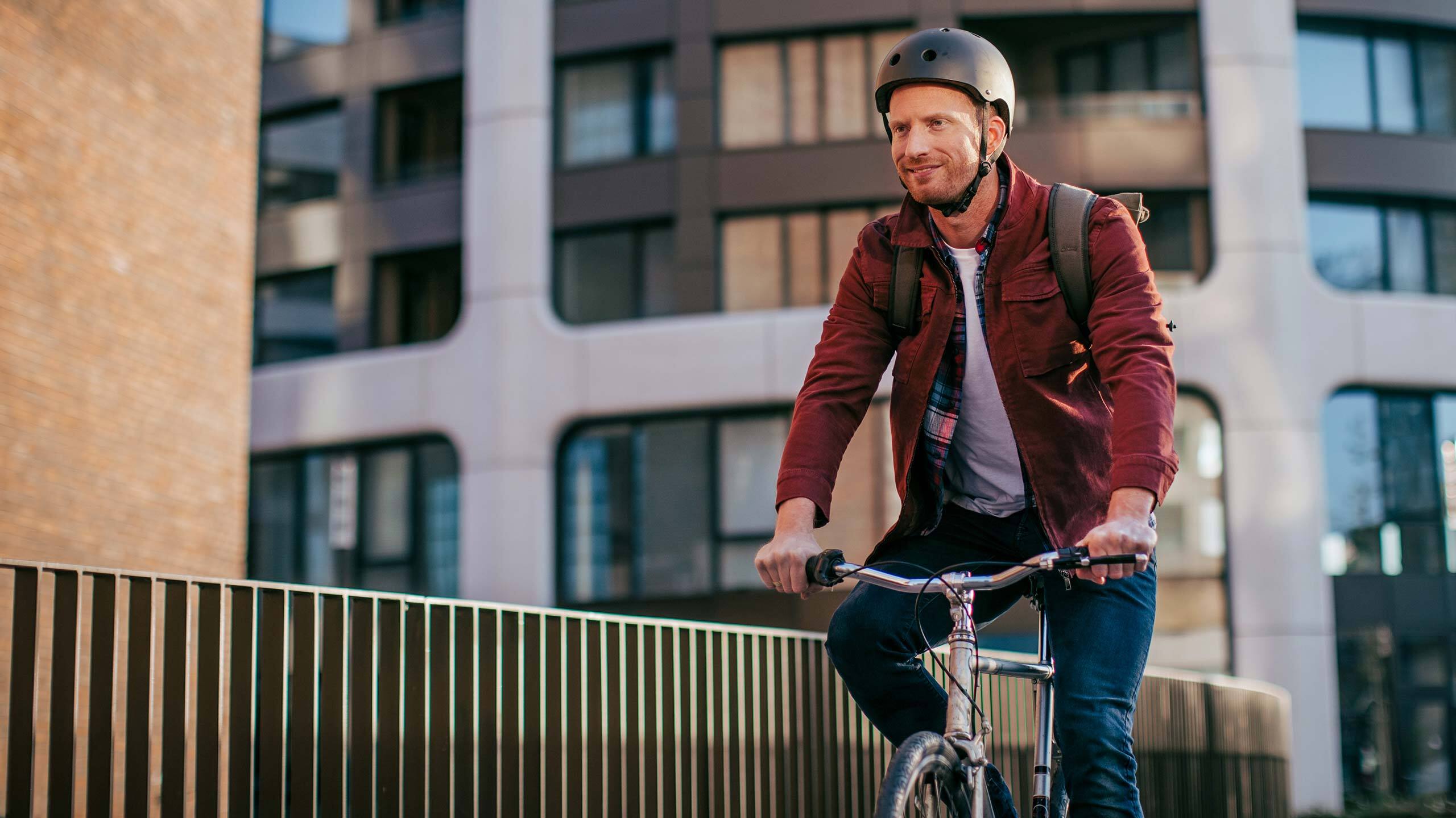 man-backpack-bike-helmet-hero-16-9-2560x1440px