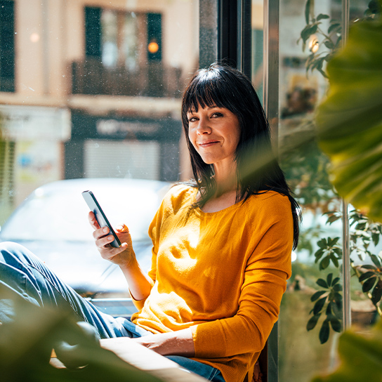 woman-plants-cafe-phone1-1-544x544px