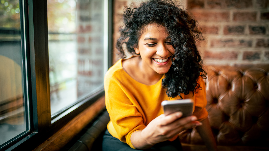 yellow-top-looking-at-phone-16-9-1120x630px