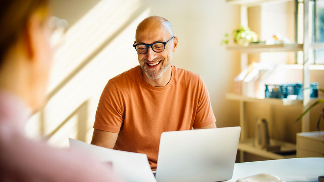 woman-man-meeting-office-laptop-16-9-1120x630px