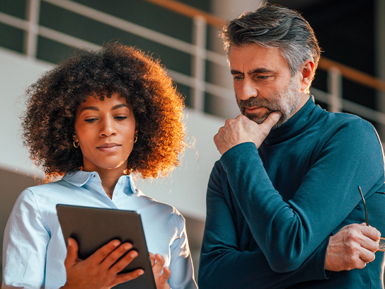 woman-man-coworkers-meeting-4-3-544x408px