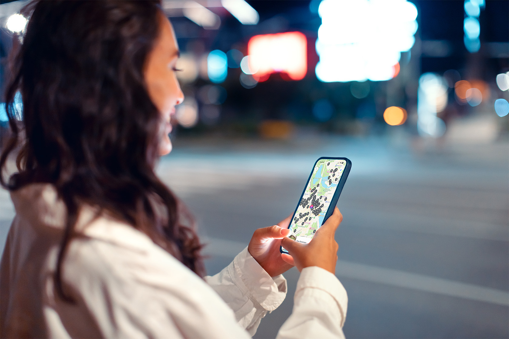 people-mockup-city-night-lights