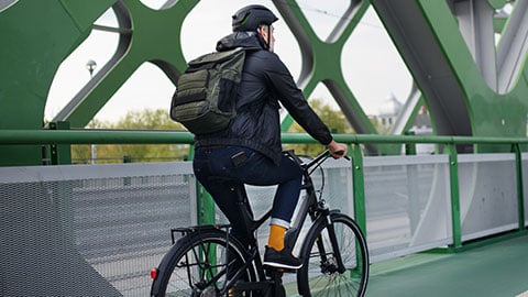 bike-commute-man-urban-cycling-active-sustainable-transport-2-col-content