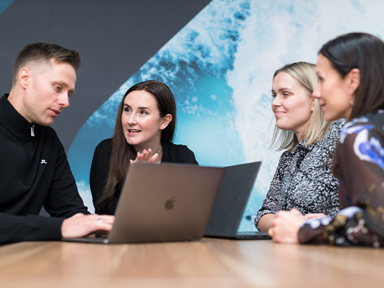epassi-employees-brainstorming-laptop-text-image-4-3