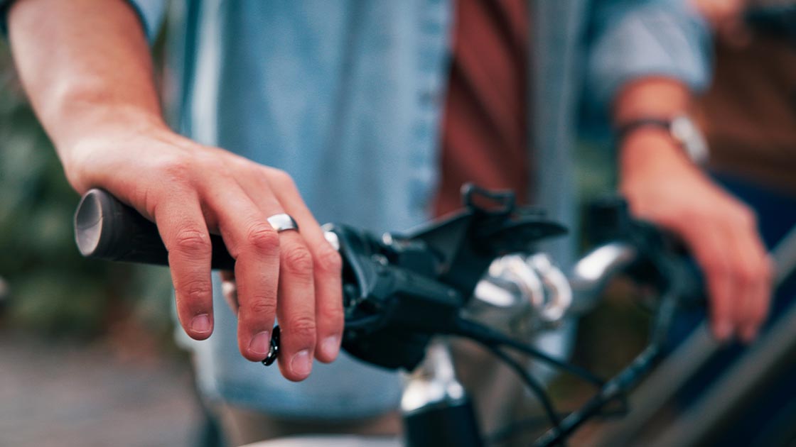 hand-closeup-bike-16-9-1120x630px