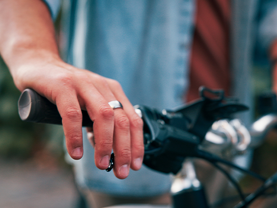 hand-closeup-bike-4-3-544x408px