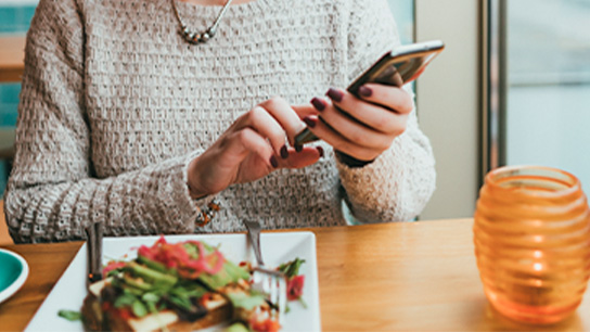 people-phone-eating-at-cafe-text-image-16-9
