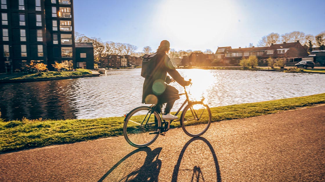 woman-sun-hood-bike-16-9-1120x630px